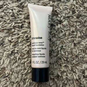 Mary Kay Luminous-Wear Liquid Foundation - Ivory 7